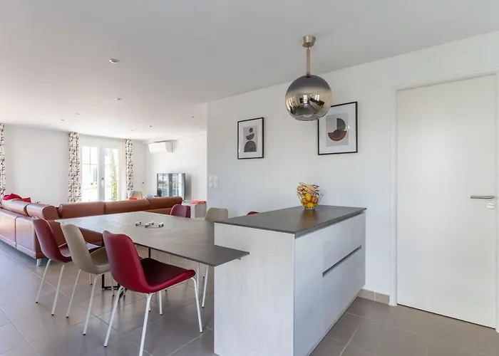 La Bateliere, Entre Mer, Camargue Et Canaux Aigues-Mortes